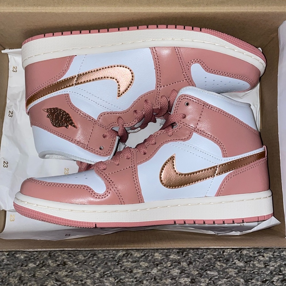 WOMEN'S AIR JORDAN RETRO 1 MID